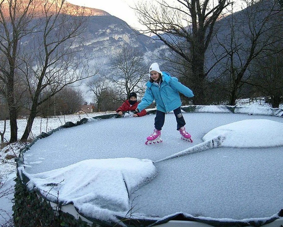 Patinage sur une piscine Laghetto gelée