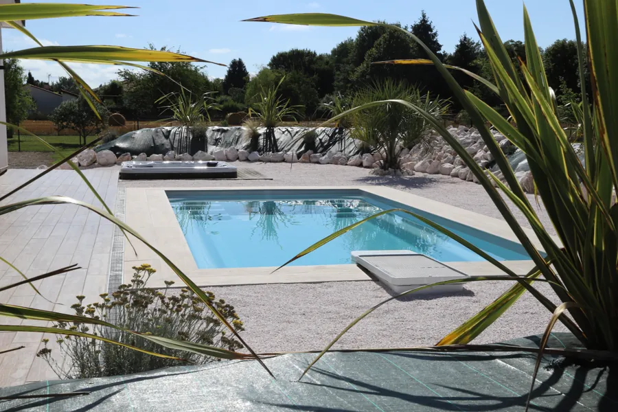 Piscine coque Cocktail avec plage et transats