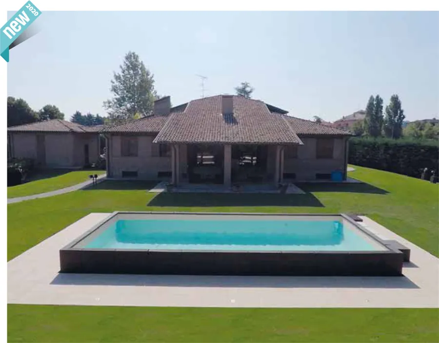 Piscine Dolce Vita semi-enterrée devant une villa
