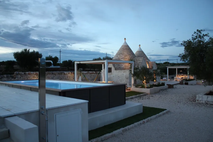 Piscine Laghetto Dolce Vita Rattan au crépuscule
