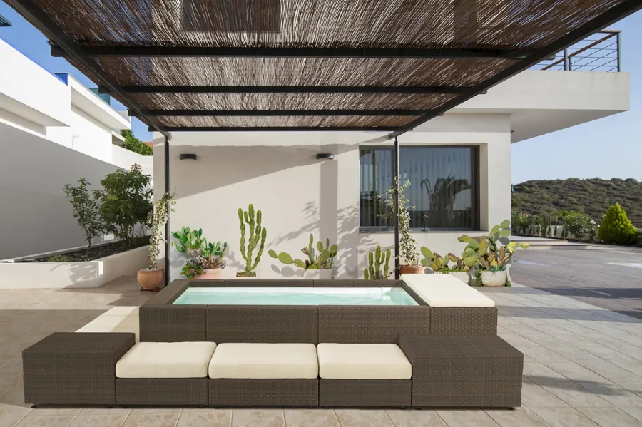 Playa Living sous une pergola avec ses modules de salon