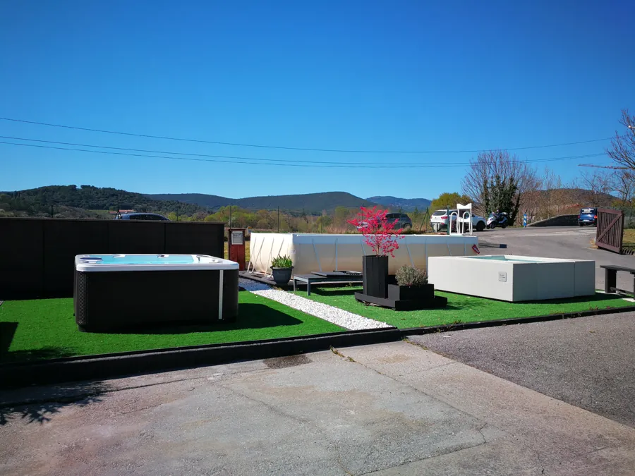 L'exposition extérieure du magasin ALBA à Saint-Christol-lès-Alès