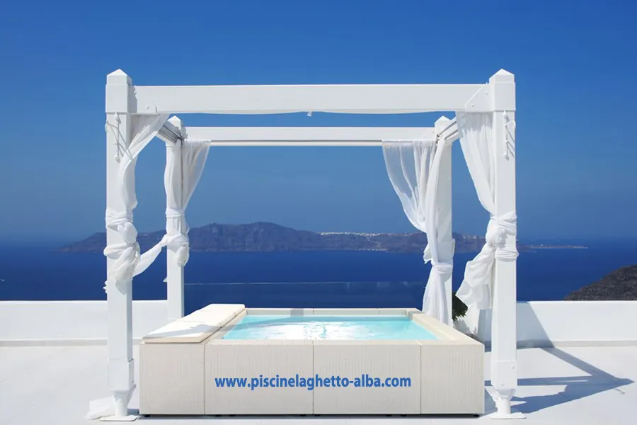 Mini piscine Playa sous une pergola blanche face à la mer