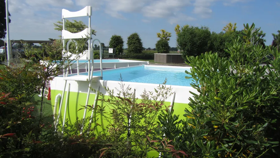 Piscine tubulaire Laghetto Pop au bord d'une pelouse