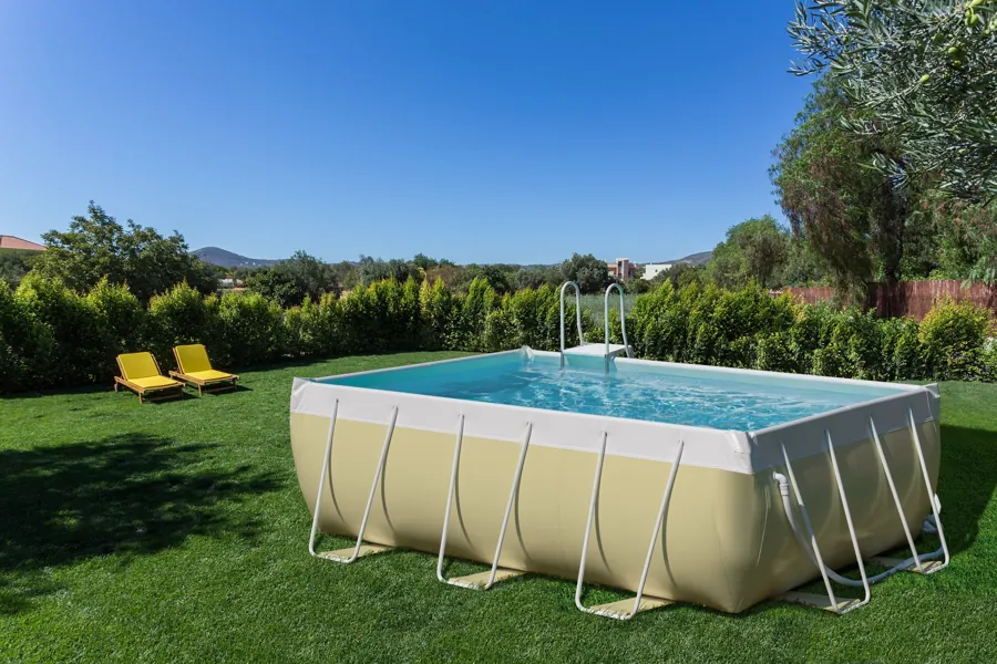 Piscine tubulaire Laghetto Pop couleur crème dans un jardin