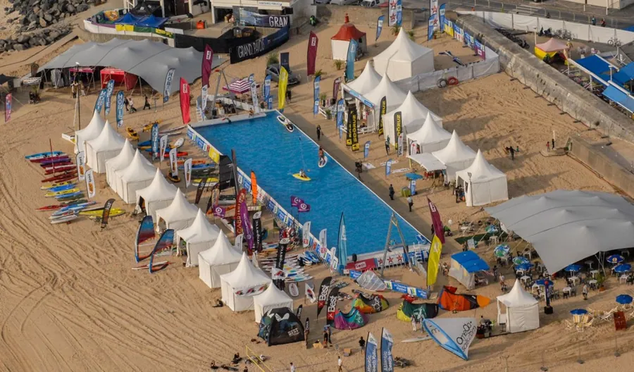 Piscine Laghetto installée sur une plage lors d'un événement
