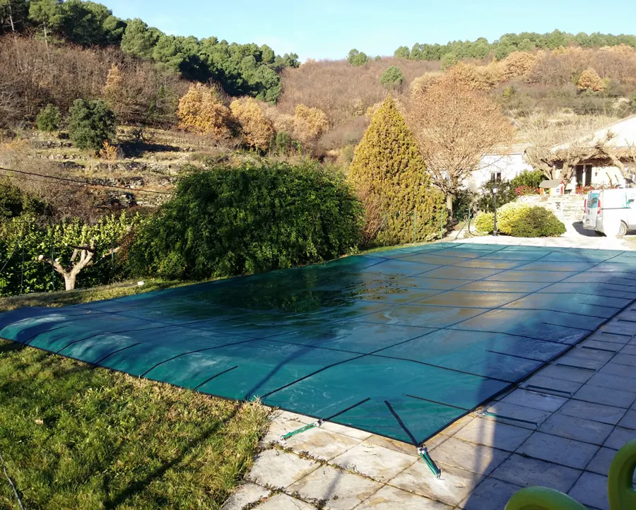 Bâche d'hivernage installée sur une piscine enterrée