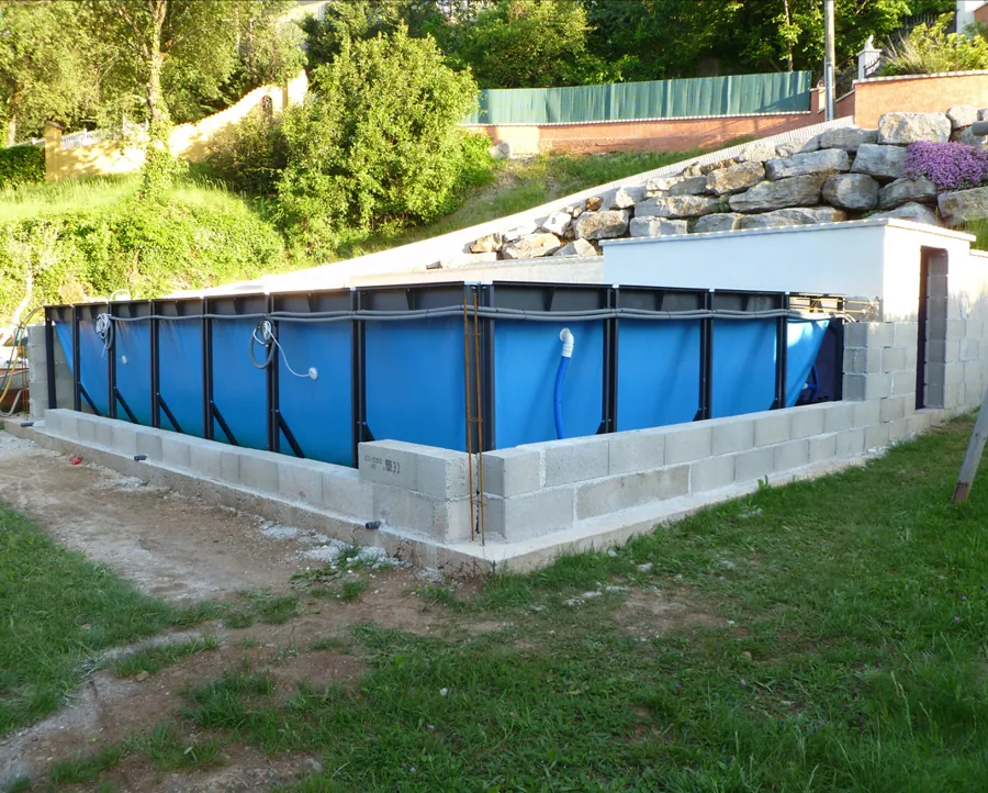 Installation d'une piscine Laghetto semi-enterrée