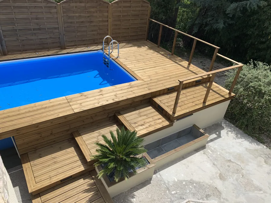 Piscine hors-sol habillée bois avec terrasse