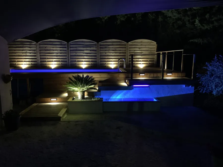 Piscine éclairée la nuit