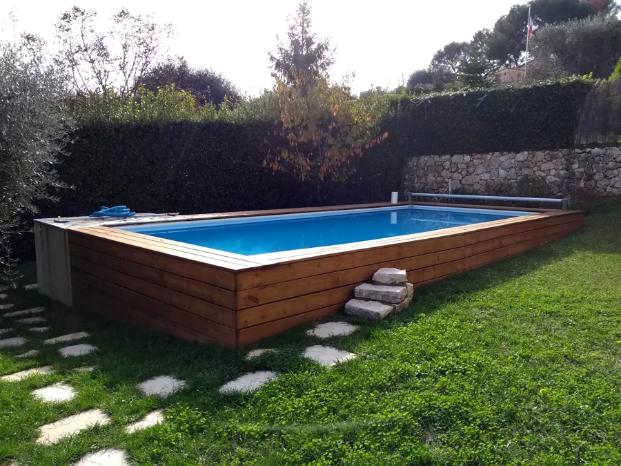 Piscine Laghetto habillée bois dans un jardin