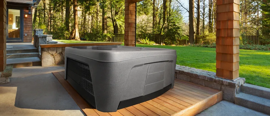 Spa acrylique sur une terrasse bois
